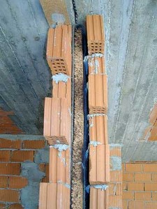 particolare-parete-con-isolamento-acustico-tecnico-acustica-rumore Per capire se una parete è correttamente isolata acusticamente occorrono le misurazioni effetuate da un Consulente Esperto in Acustica