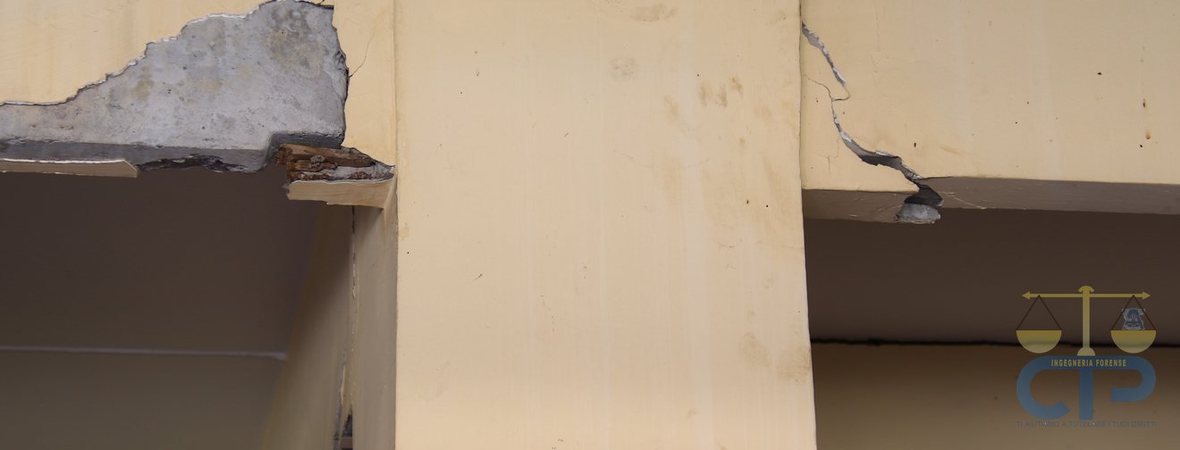 Distacco di calcestruzzo e intonaco dal cornicione di un balcone: il degrado all'origine dei calcinacci