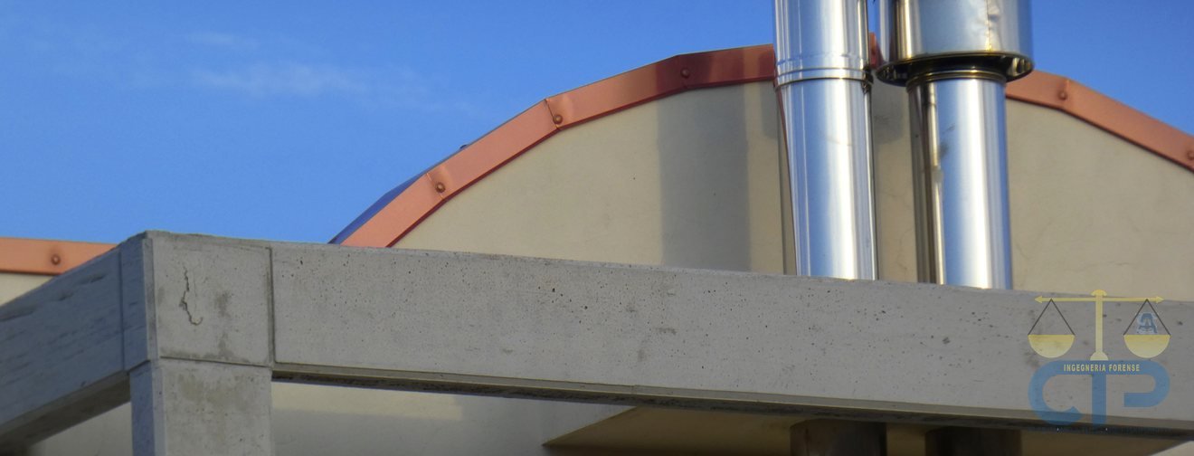 Canne fumarie metalliche sulla facciata di un edificio accanto alle finestre