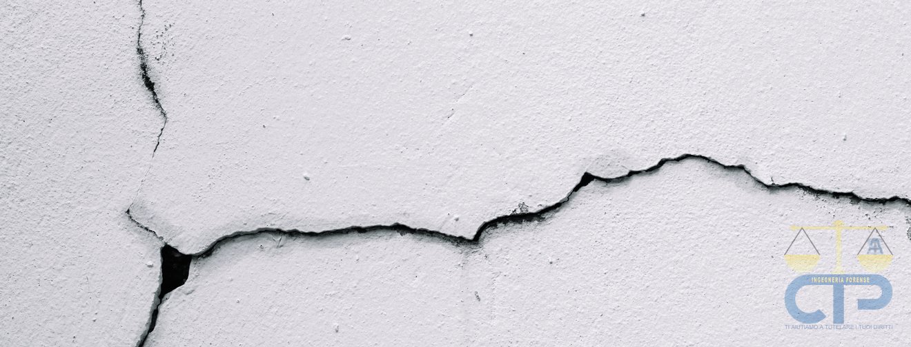 Crepe diffuse sul muro di una vecchia abitazione
