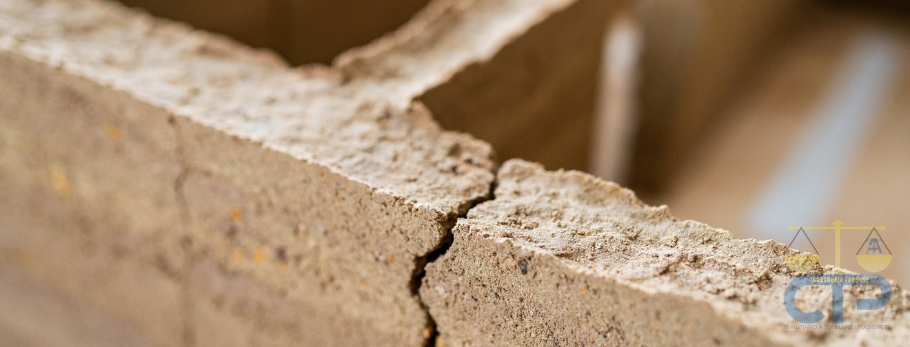 Crepa profonda su una parete in muratura comparsa dopo lavori edili