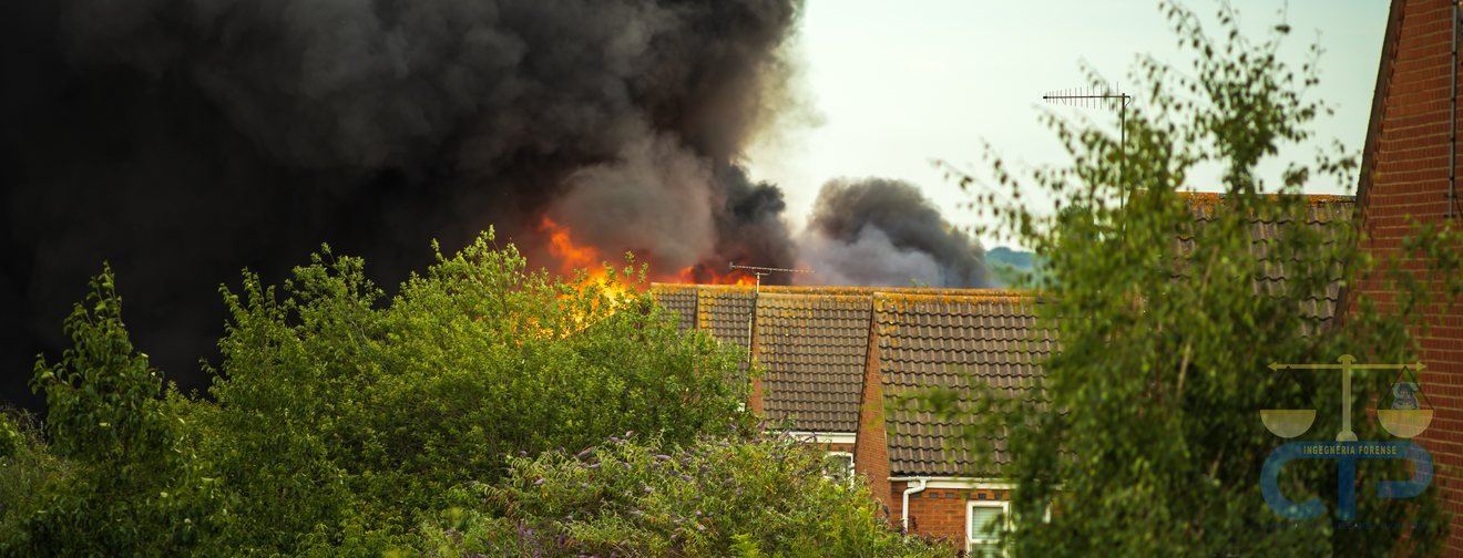 Tetto di un'abitazione avvolto dalle fiamme: l'incendio originato dalla canna fumaria