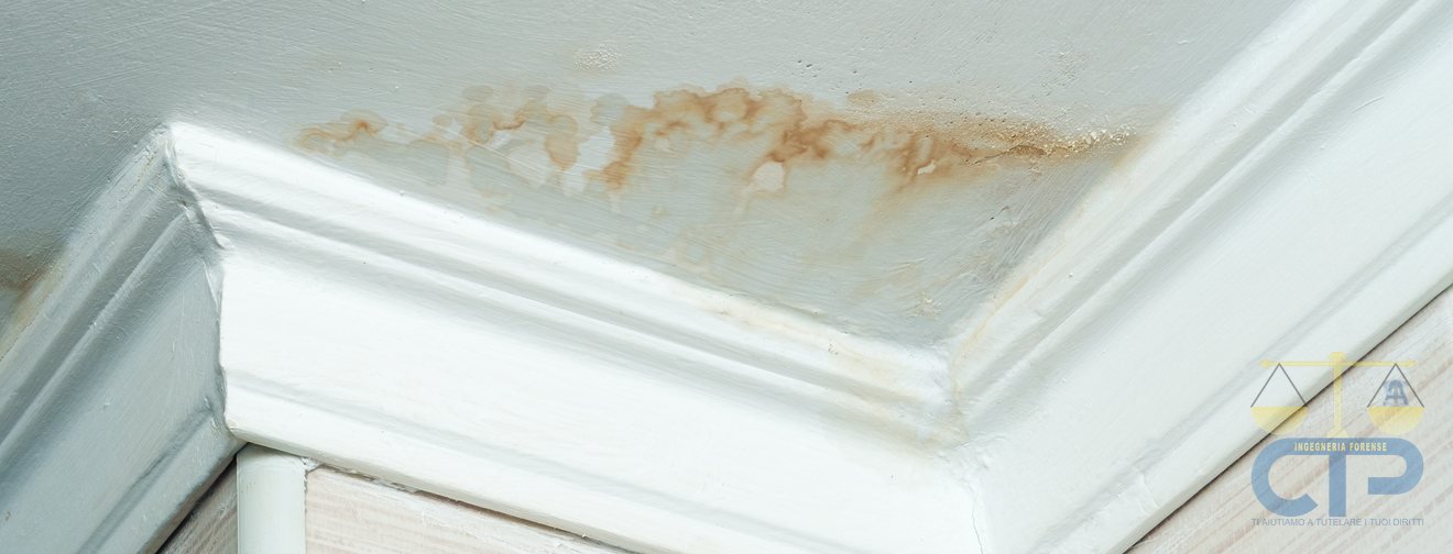 Macchia di infiltrazione d'acqua sul soffitto proveniente dall'unita' immobiliare sovrastante