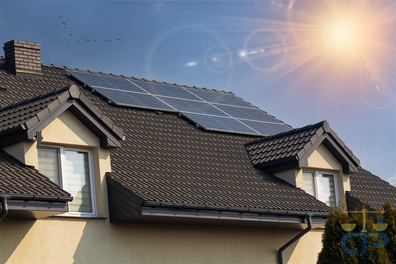 Pannelli fotovoltaici sulla copertura di un edificio: la sicurezza dipende da progetto, posa e manutenzione.
